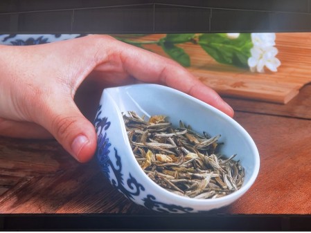 湖北通山縣培訓(xùn)學(xué)校室內(nèi)全彩P2.5安裝完畢   尺寸:8.96X4.64   像素點(diǎn):3584X1856