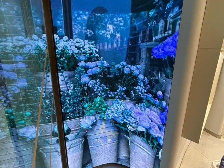 湖北江漢路室內(nèi)全彩P2.0軟模組安裝完成  尺寸：1.28*2.4m像素點(diǎn)：640*1200