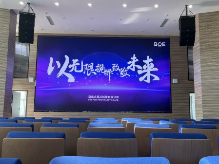 湖北**汽車測試場COB1.2安裝調(diào)試完成  尺寸: 8.4*4.725     像素點(diǎn): 6720*3780