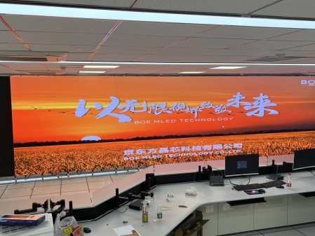湖北**汽車測試場COB1.2安裝調(diào)試完成   尺寸: 13.8*2.3625    像素點(diǎn) :11040*1890
