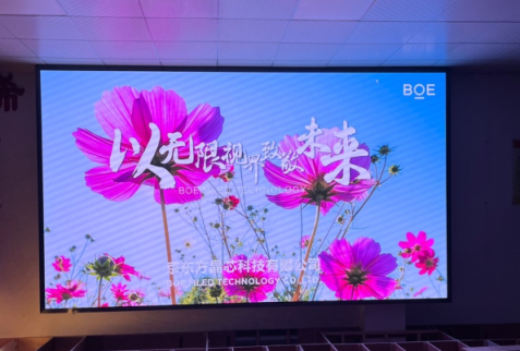 武穴**訓(xùn)練中心P1.8安裝完成 尺寸 ：4.48*2.56； 分辨率 ：2408*1376