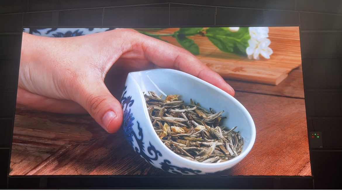 神農(nóng)架通山縣培訓(xùn)學(xué)校室內(nèi)全彩P2.5安裝完畢   尺寸:8.96X4.64   像素點:3584X1856